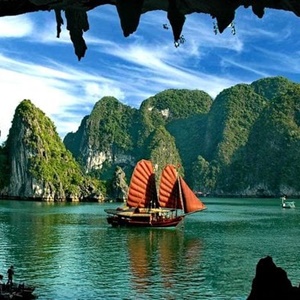 Vietnam Bai Tu Long Bay